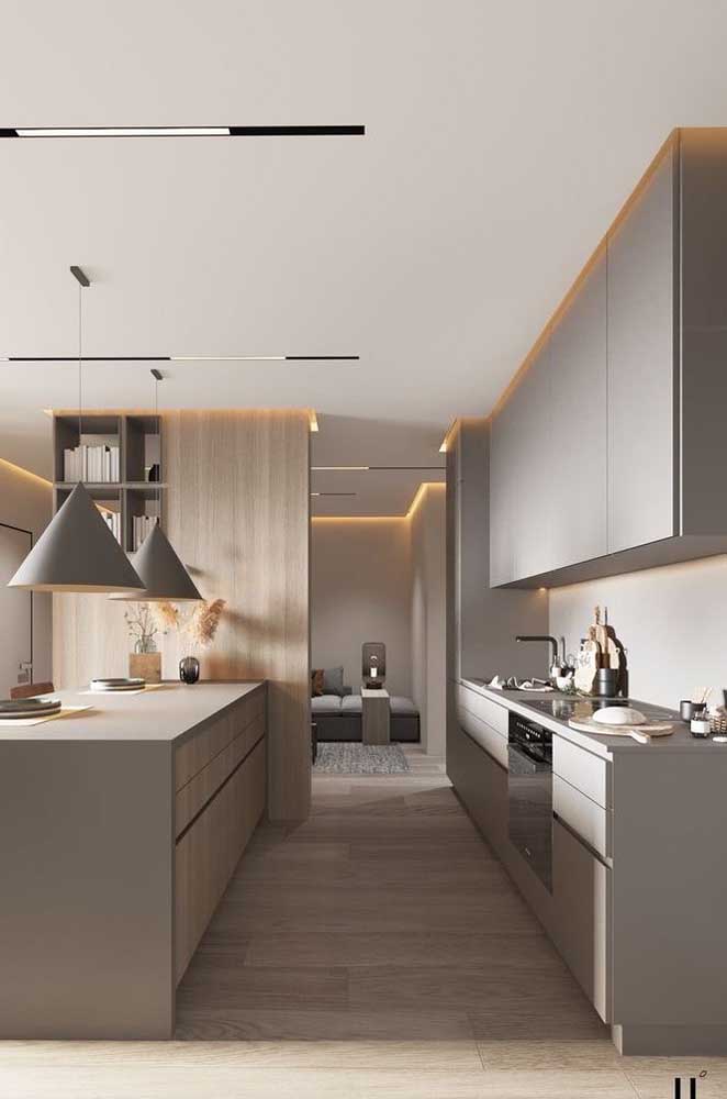 Cozinha planejada grande, clean e moderna. A iluminação é outro destaque do projeto