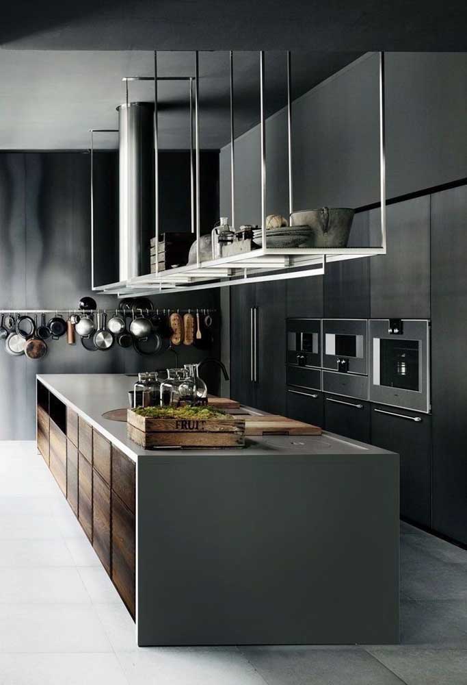 Cores escuras estão super liberadas na decoração da cozinha grande