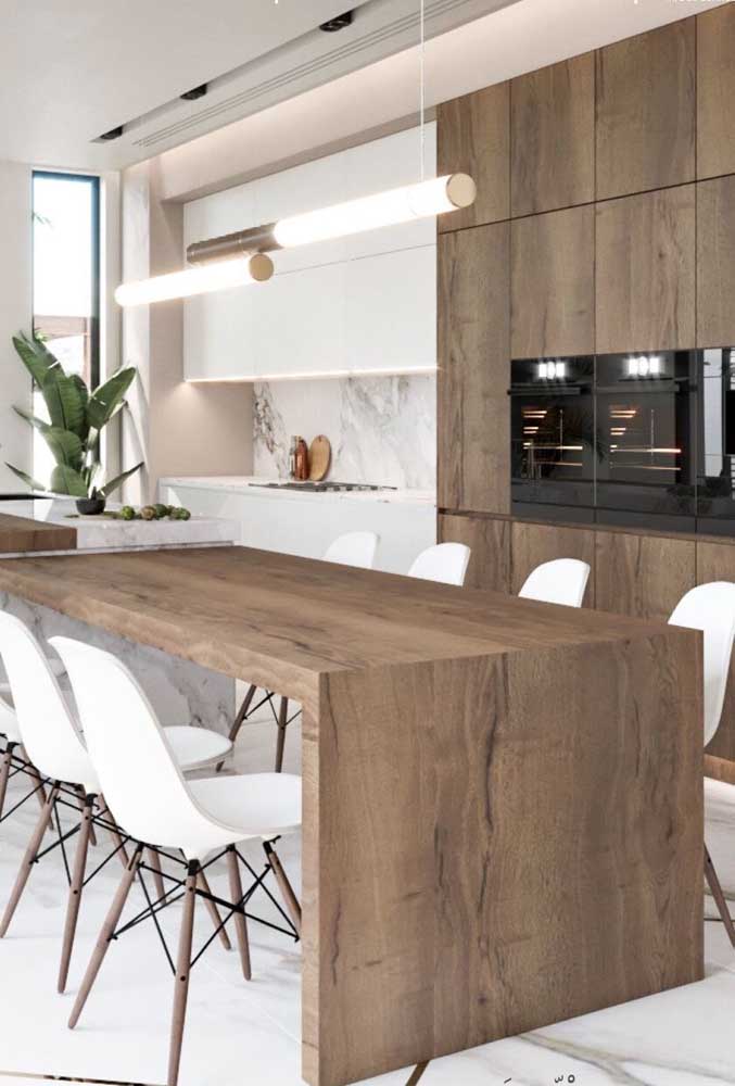 A combinação da madeira com o branco é sempre bem vinda, inclusive na cozinha grande