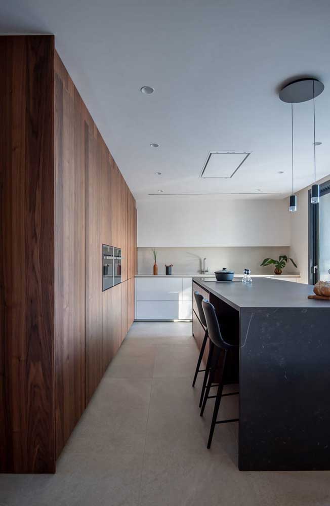 Cozinha planejada grande com armários embutidos para garantir a modernidade do projeto
