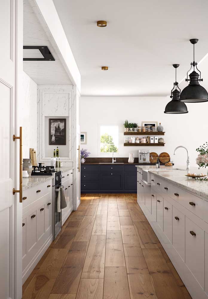 Cozinha grande completa em estilo clássico: dos móveis as cores
