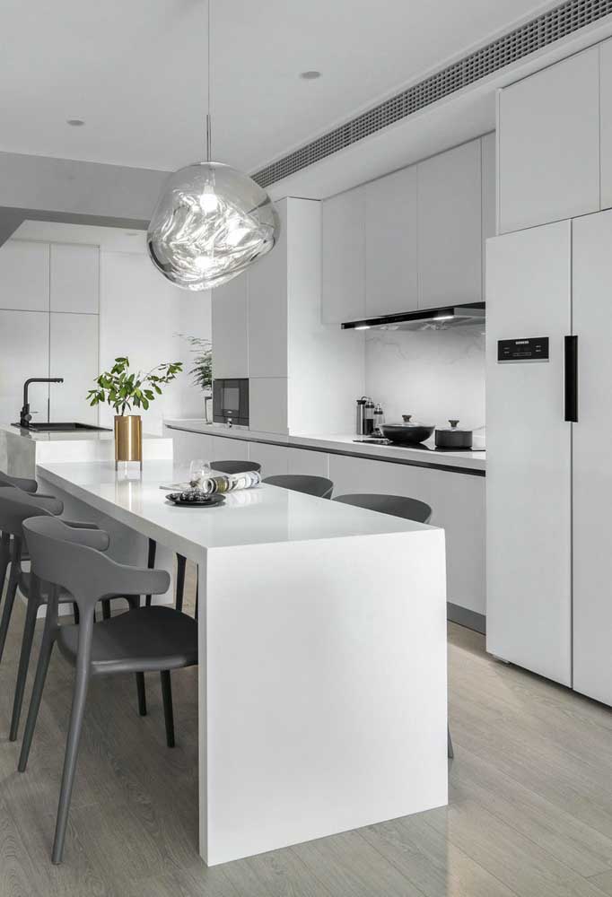Cozinha grande, moderna e branca: sempre dá certo!