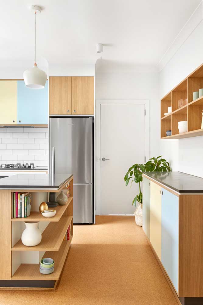 A cor do piso segue também nos armários da cozinha grande
