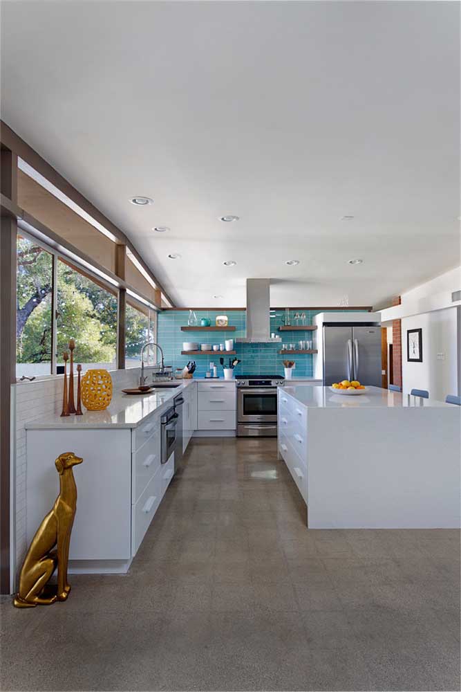 O piso monolítico confere uniformidade para o projeto da cozinha grande