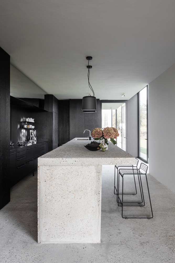 Cozinha grande com ilha decorada no clássico duo preto e branco: o preferido do estilo minimalista