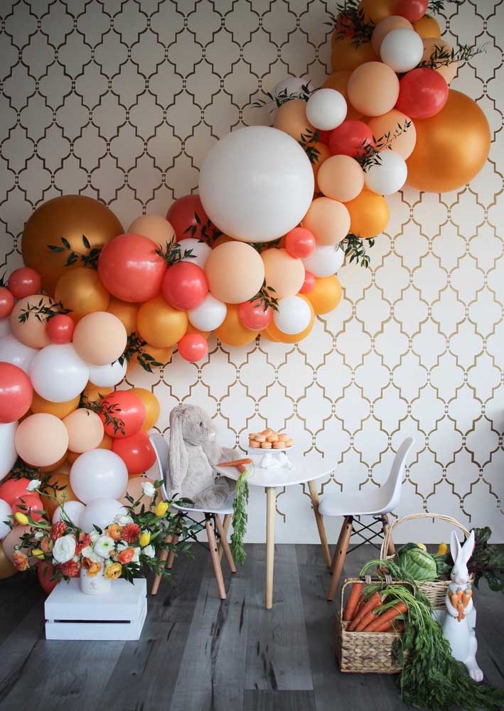 Balões são uma forma de decoração de mesa de páscoa simples e barata