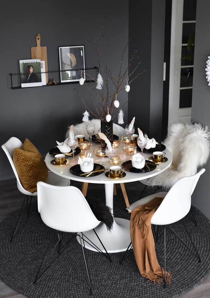 Que tal uma mesa de páscoa decorada em tons de branco, preto e dourado?