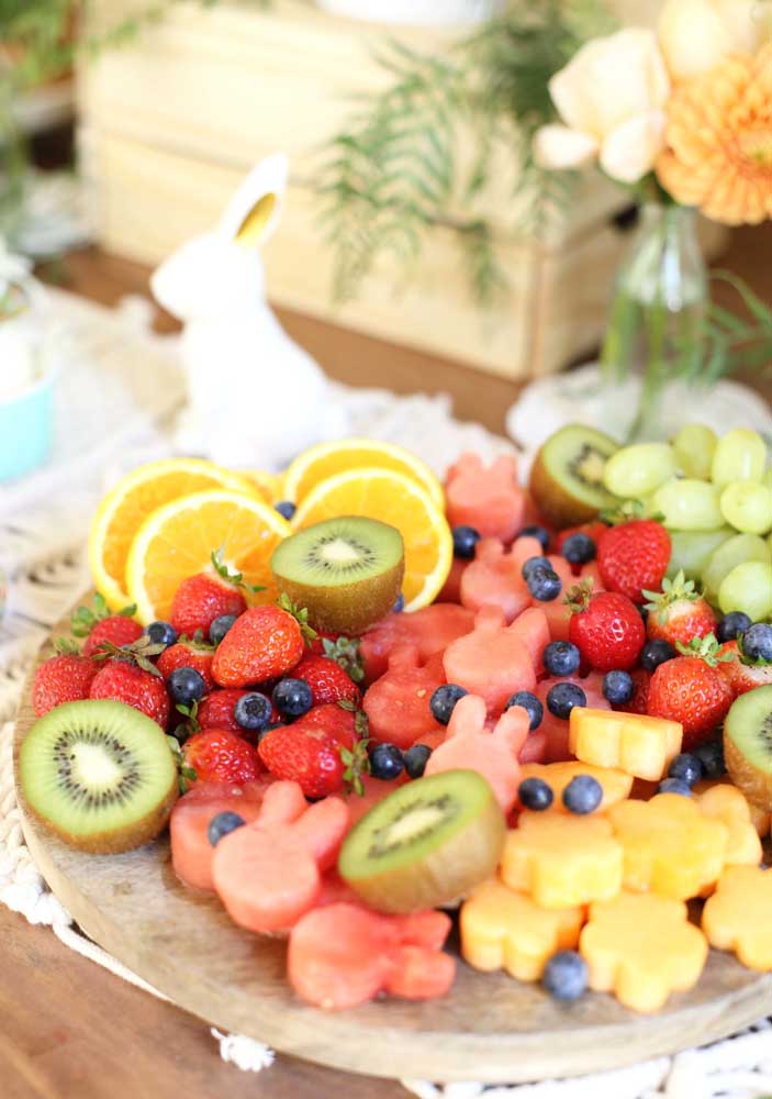 Salada de frutas para enfeitar a mesa de páscoa simples