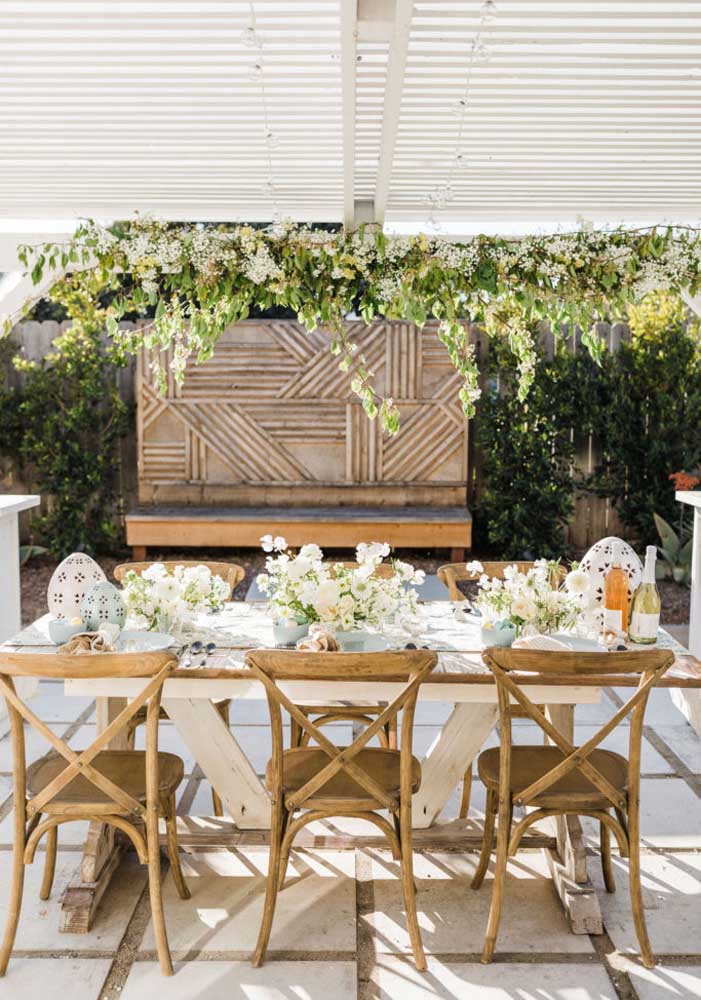 Mesa de almoço de páscoa ao ar livre: rústica, florida e campestre
