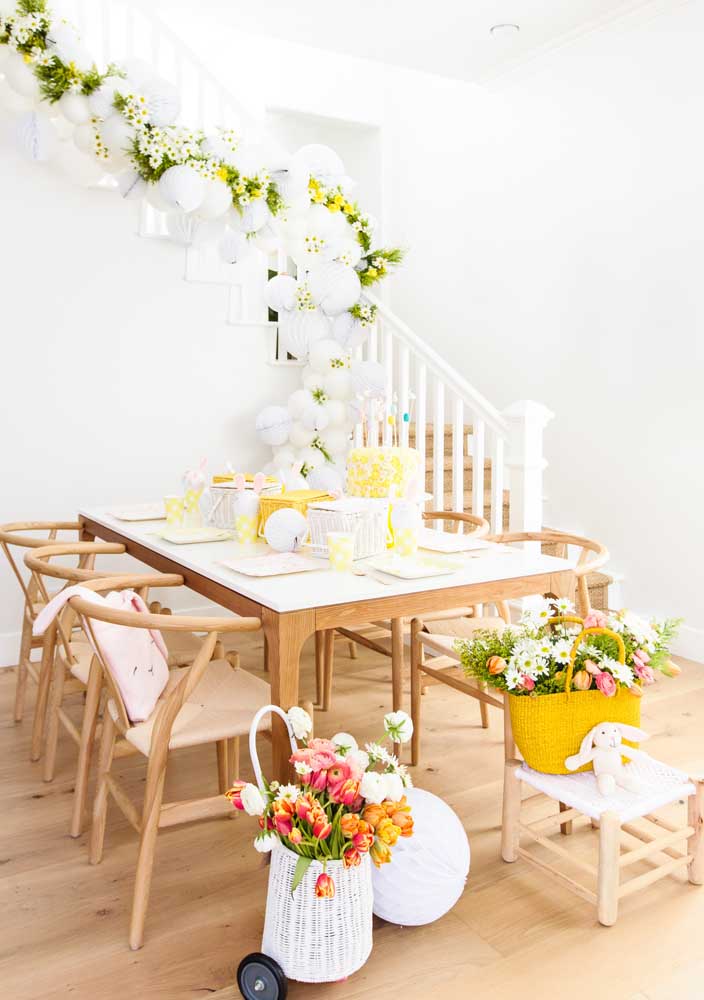 Mesa de páscoa simples decorada com delicadeza nos tons de branco e amarelo