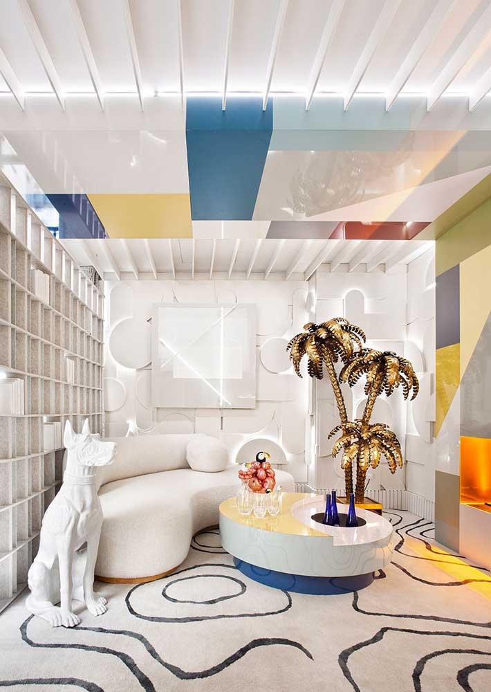 Decoração de sala colorida moderna com branco na base