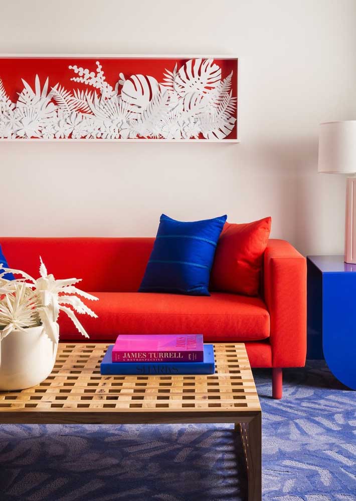 Sala de estar colorida em vermelho e azul: paleta de cores complementares