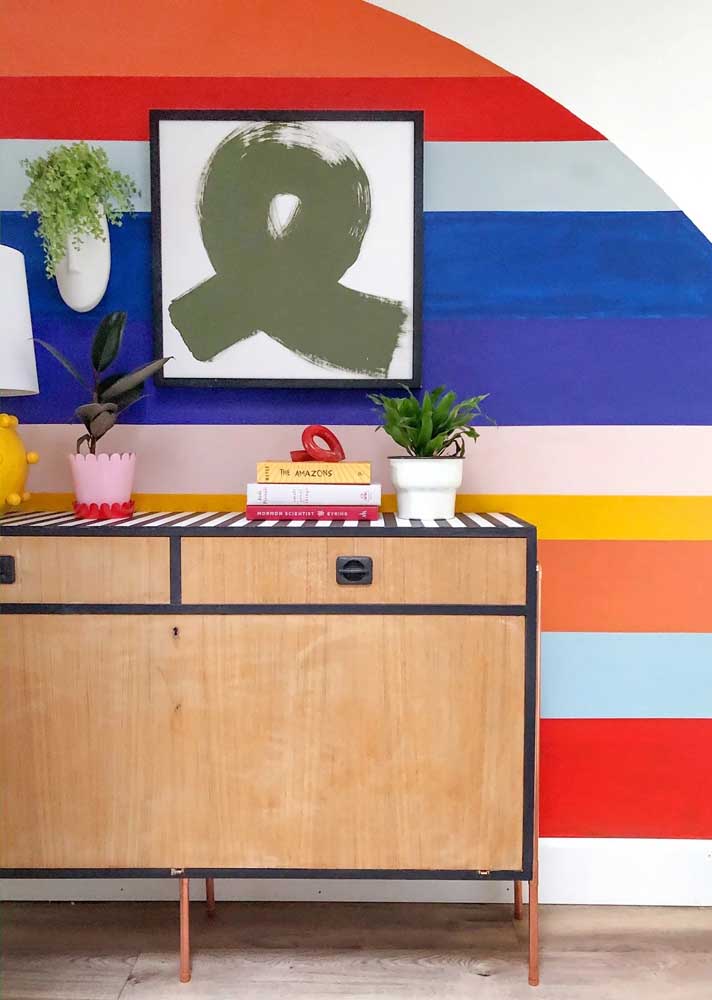 Papel de parede para a sala colorida: simples de aplicar, fácil de remover