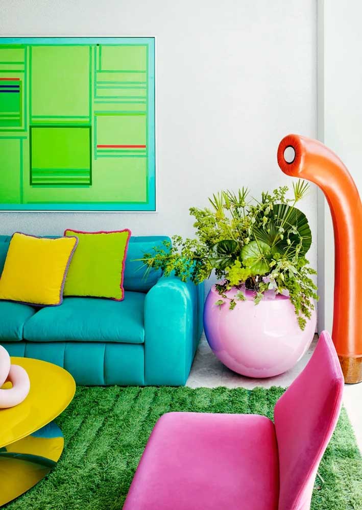 Sala colorida pequena decorada com irreverência e bom humor