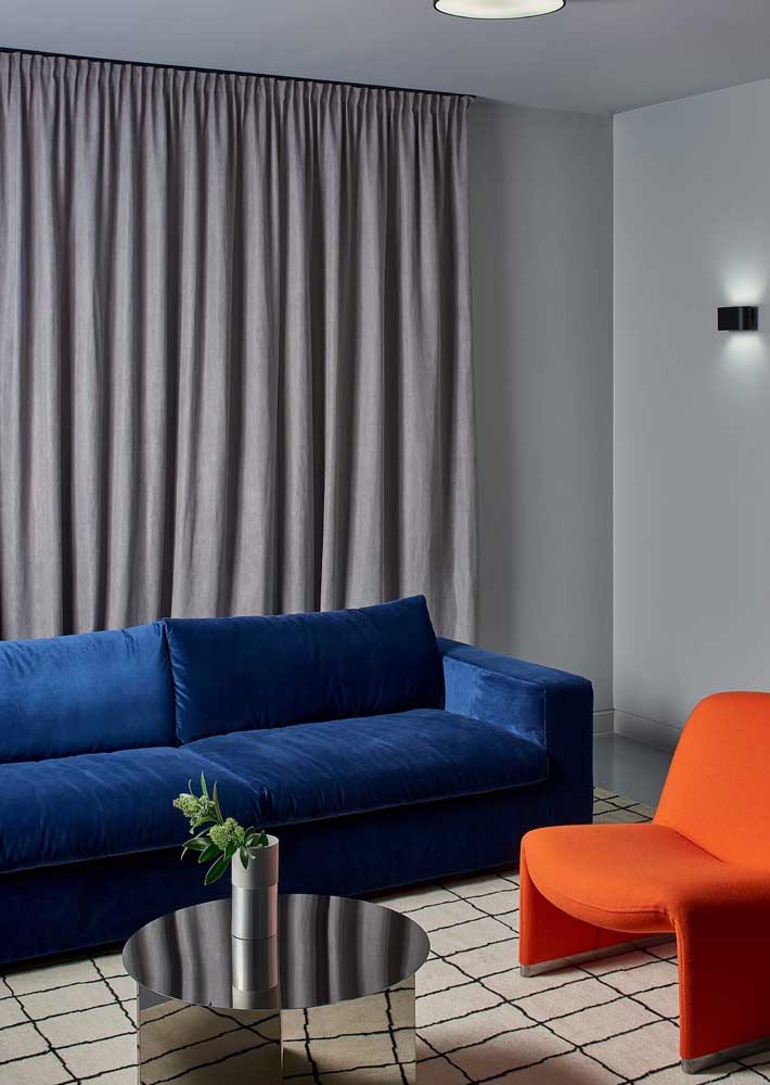 Base cinza para destacar o sofá e a poltrona da sala colorida