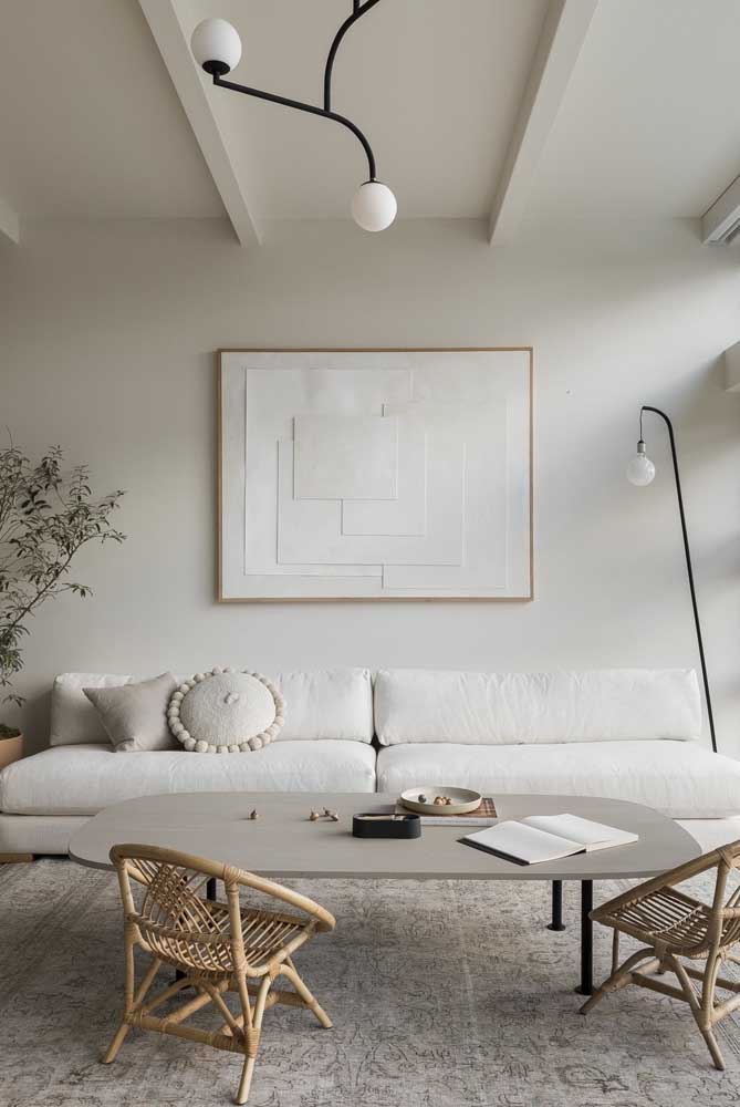 Repare como o sofá sem braço se ajusta super bem na sala de estar minimalista
