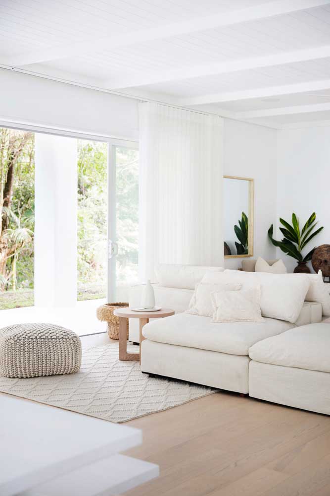 Sofá sem braço branco: um clássico que vai bem em qualquer tipo de decoração 