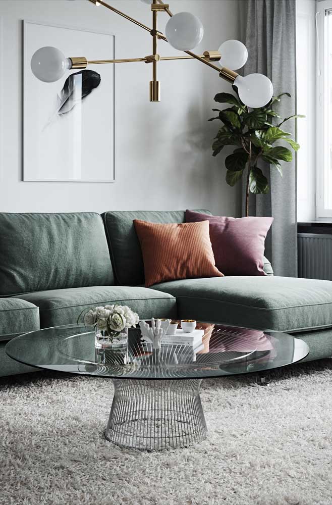 Já nesse outro modelo de sofá com chaise sem braço, o destaque vai para o tom de verde fechado do tecido
