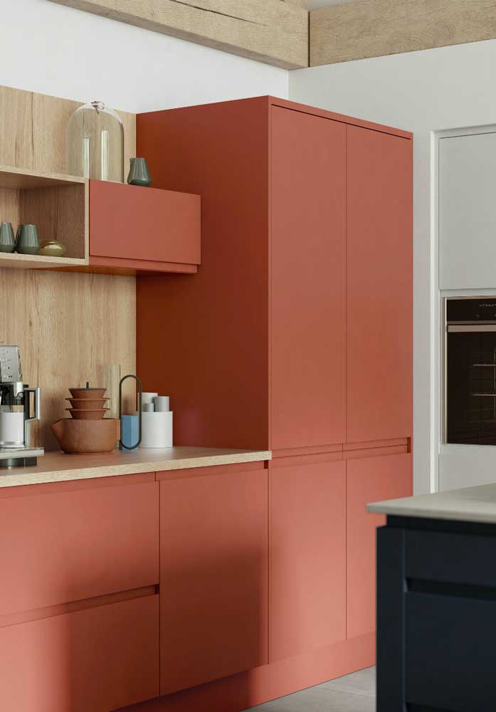 Armário cor coral na cozinha com jeito rústico, mas visual moderno