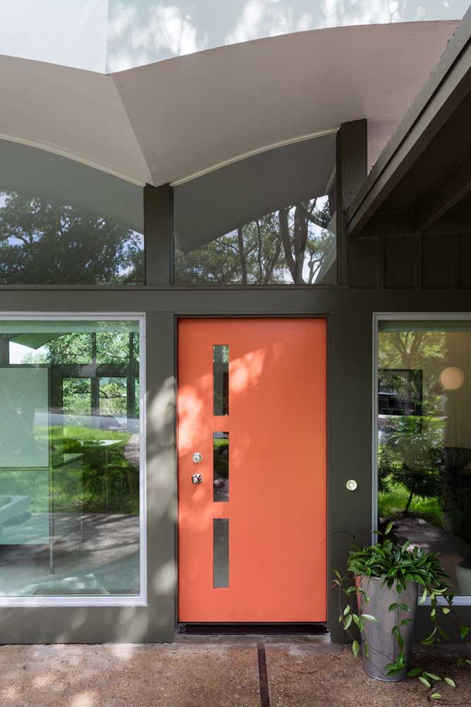 Porta de entrada cor coral para trazer um novo ar na fachada da casa