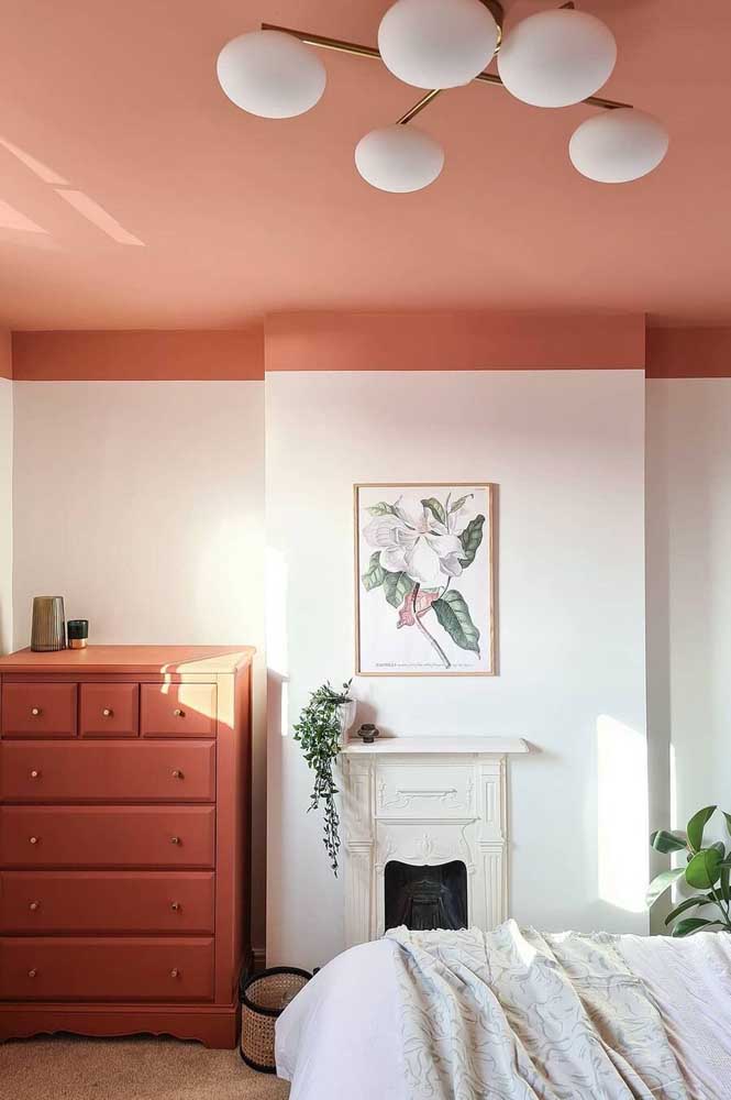 E se ao invés da parede, você pintar o teto de cor coral? A cômoda pode ser da mesma cor