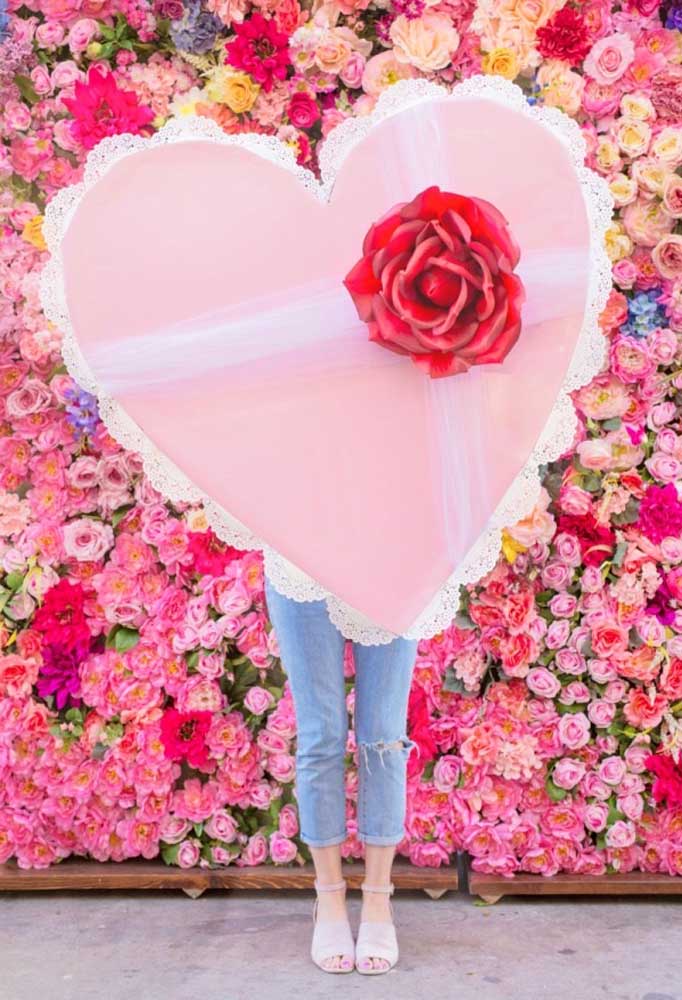 Com um pouquinho mais tempo, você pode fazer um painel de flores super romântico para celebrar o dia dos namorados