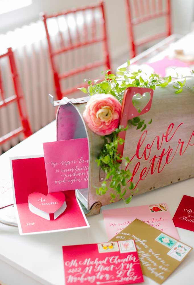 Já aqui, a dica de presente dia dos namorados é uma caixinha de correios personalizada e cheia de recadinhos românticos 