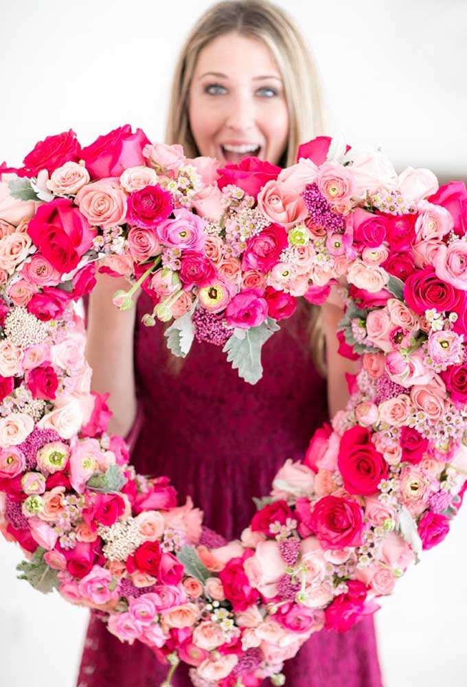 Uma guirlanda de flores ultra romântica para dar de presente dia dos namorados para namorada