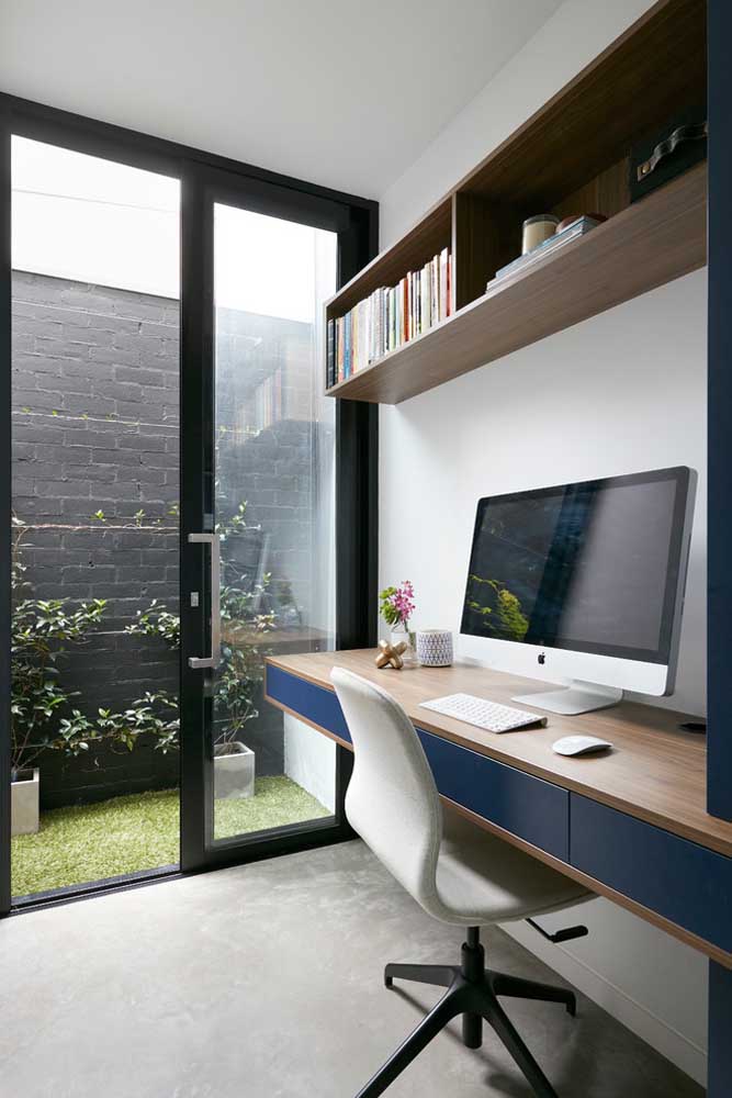 Cantinho de estudo simples, bem iluminado e planejado com móveis que otimizam o espaço