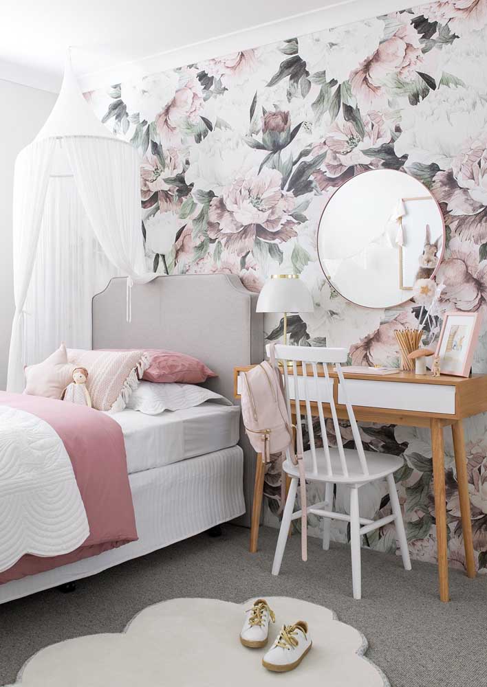 Já pensou em decorar o quarto com um papel de parede de flores do campo?