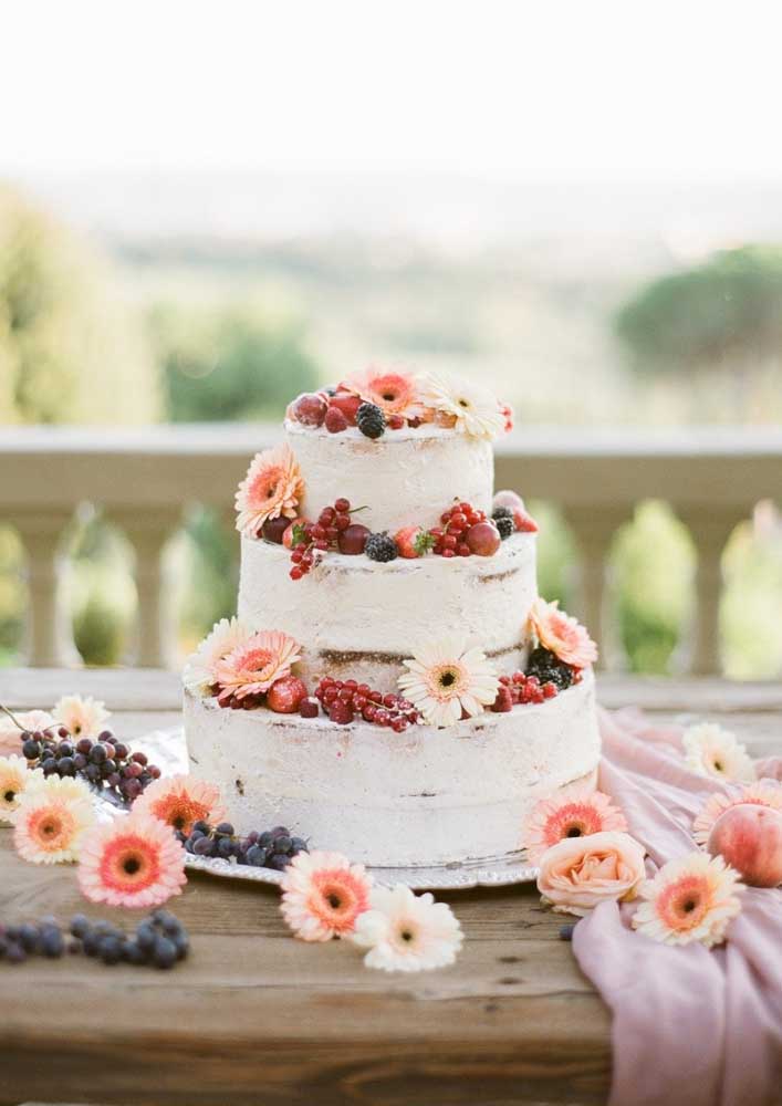 Sabia que você pode usar as flores do campo para a decoração de bolos? 
