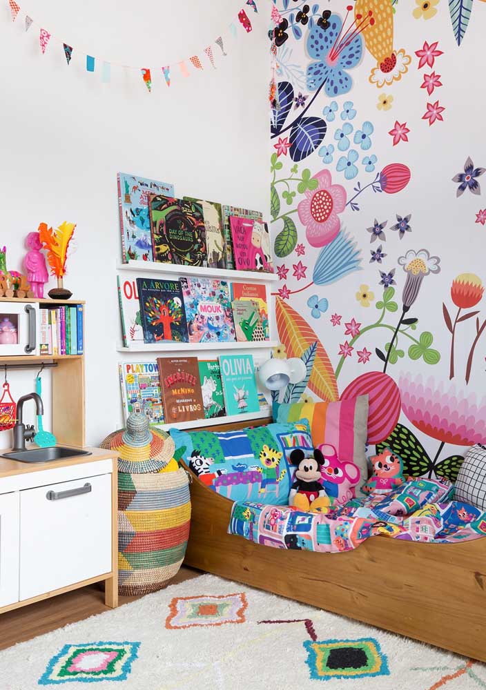 Tem coisa mais fofa do que decorar um quarto infantil com adesivo de flores do campo?