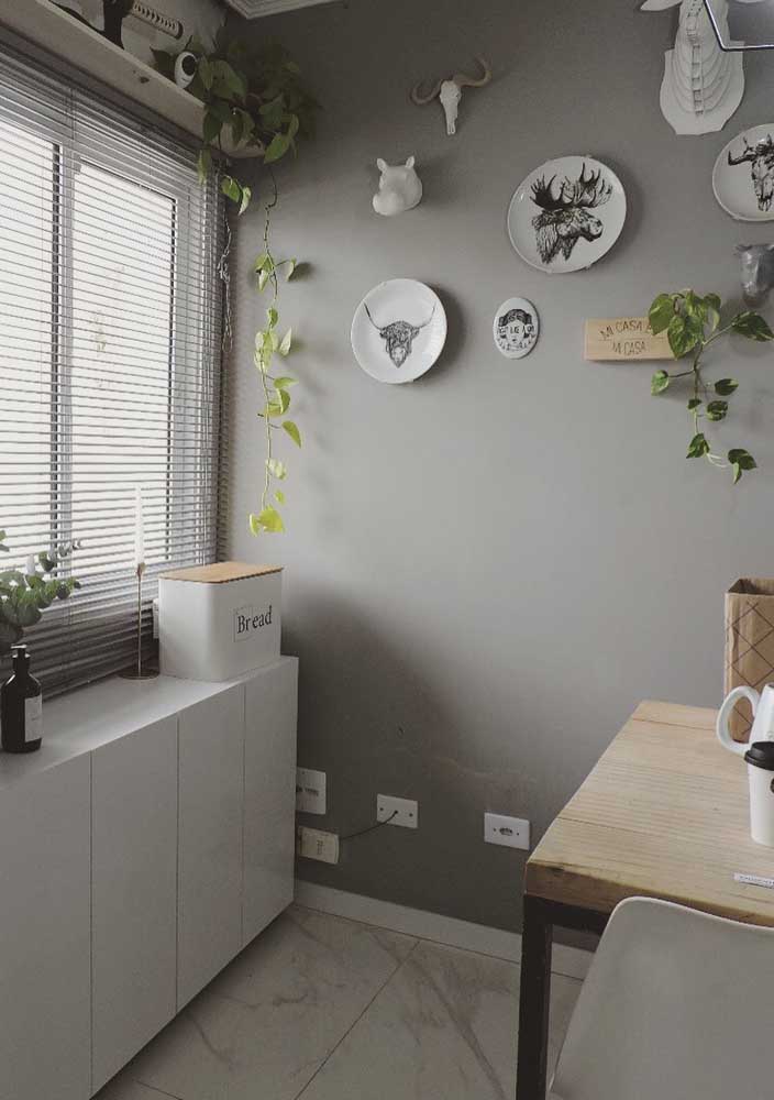 Decorações modernas super combinam com a composição de pratos na parede