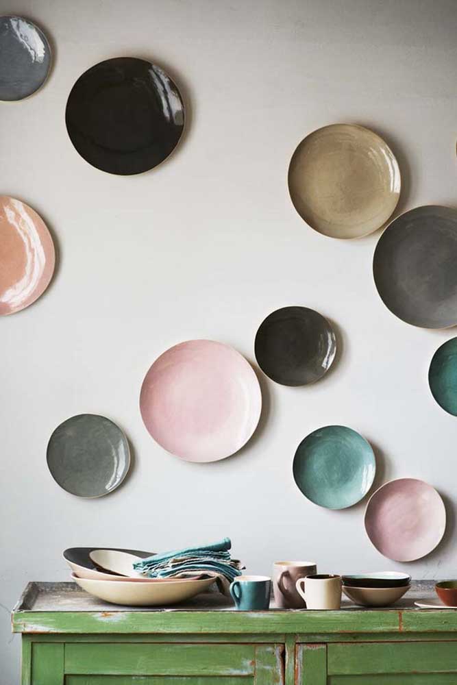 Composição com pratos na parede. A cerâmica traz um ar rústico à decoração