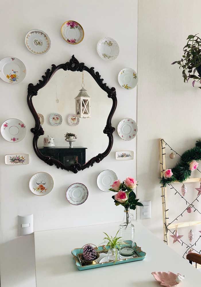 O que acha de emoldurar o espelho com a composição com pratos na parede?