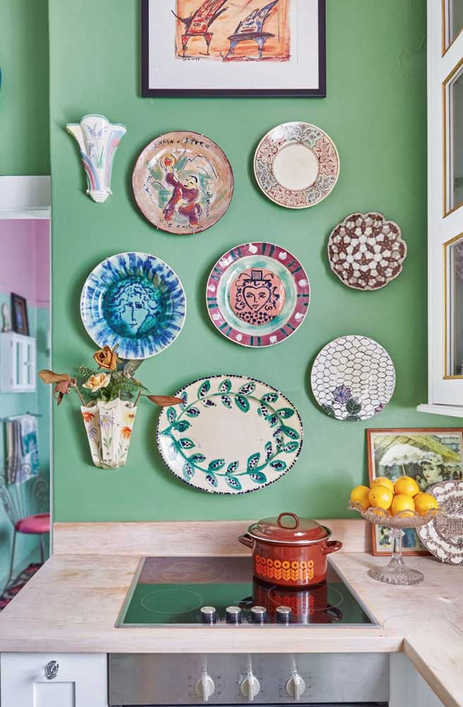 O fundo verde trouxe harmonia para a composição de pratos na decoração