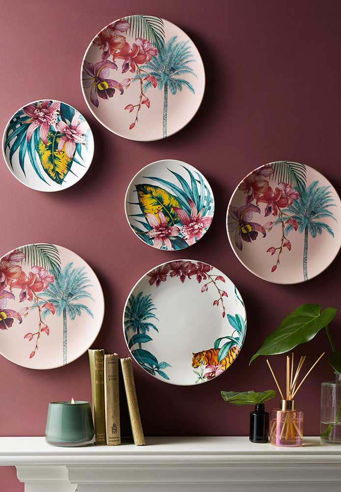 Composição com pratos na parede da sala de jantar com tema tropical