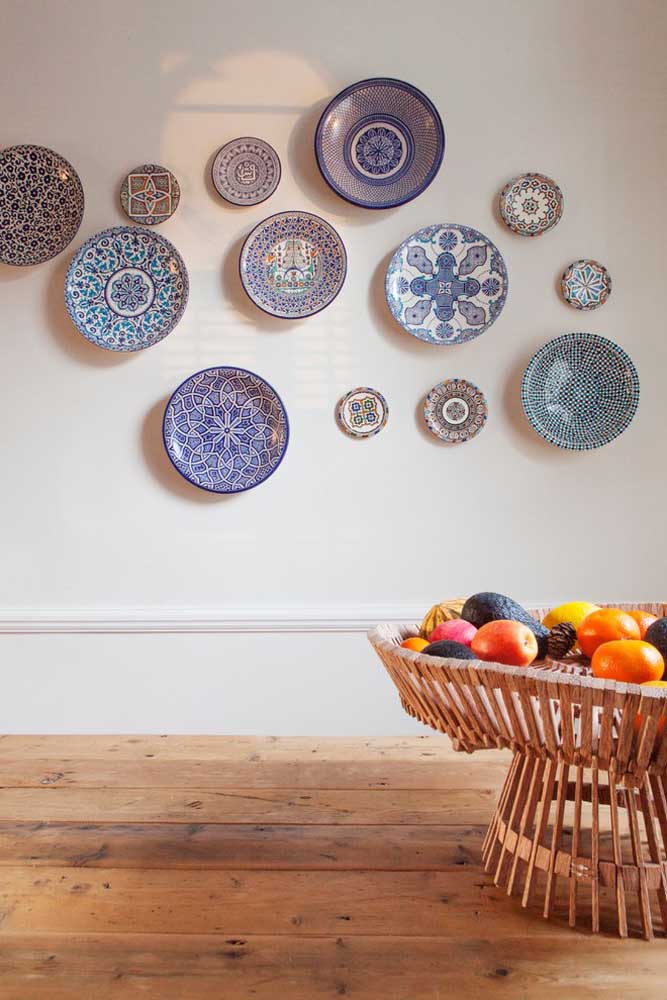 Mandalas em azul são o tema dessa composição com pratos na parede da sala de jantar