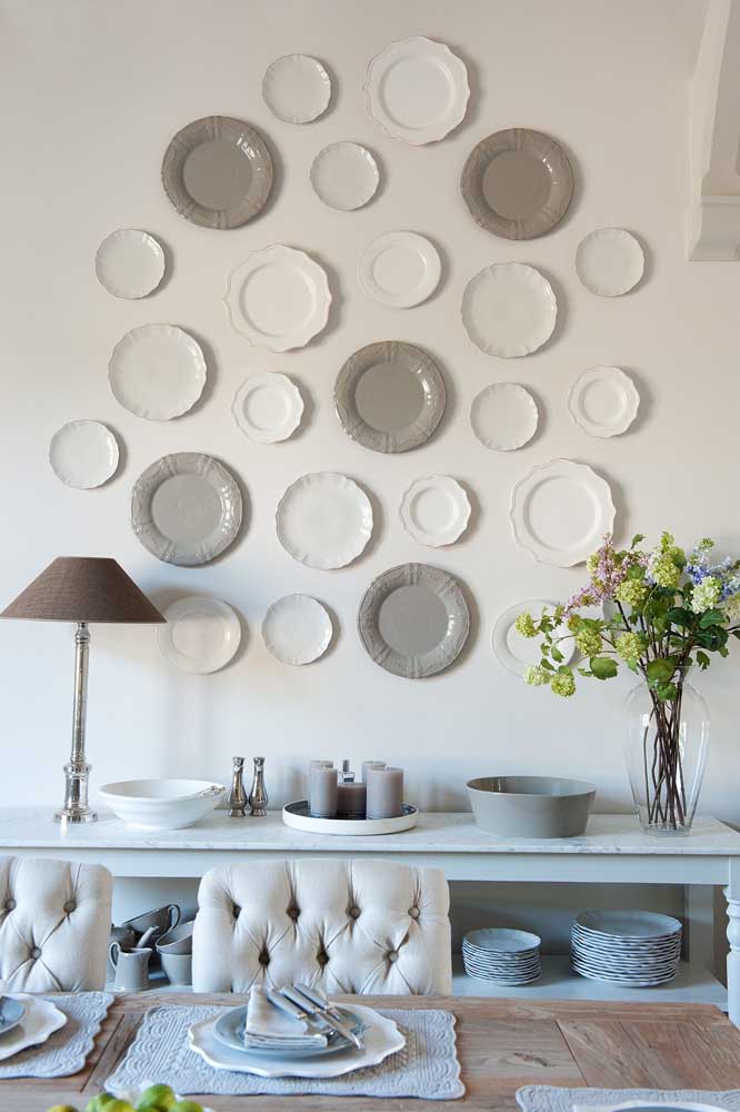 Pratos lisos e em cores neutras também podem ser colocados na parede