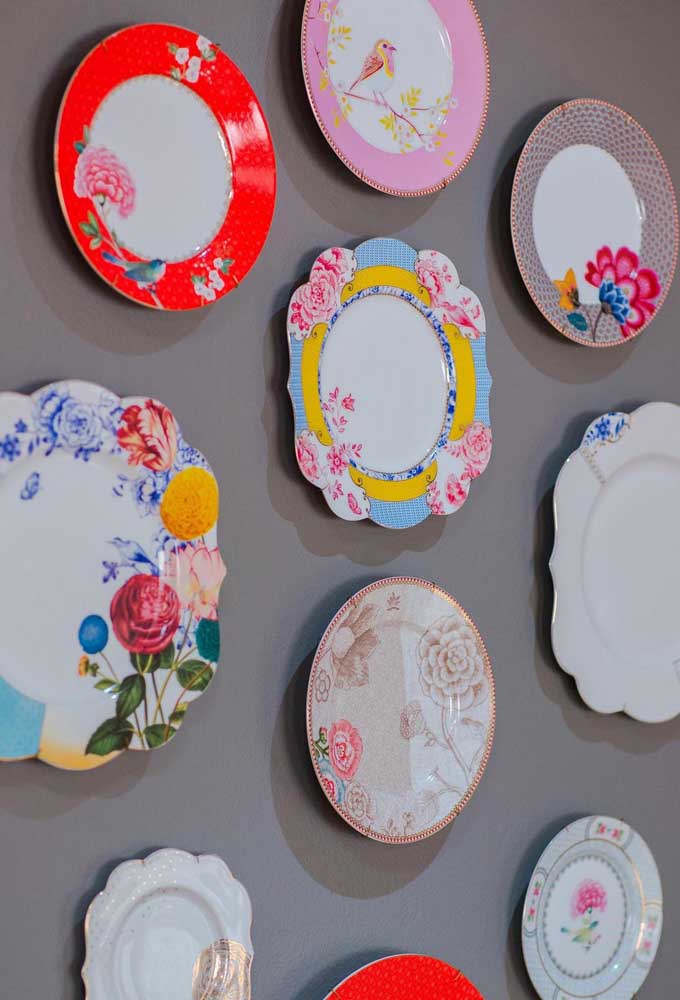 O tema floral é o destaque dessa composição de pratos na parede da cozinha