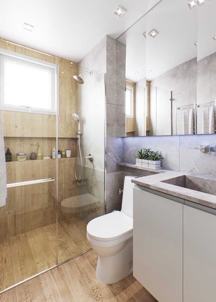 Banheiro amadeirado pequeno com piso e revestimento de porcelanato