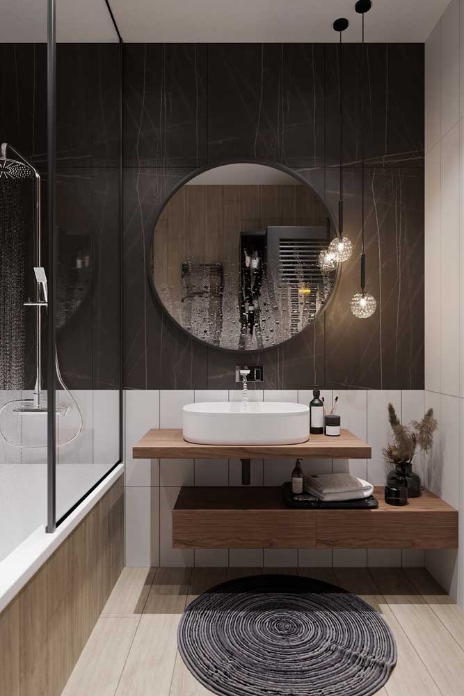 Banheiro amadeirado com branco e cinza moderno e elegante