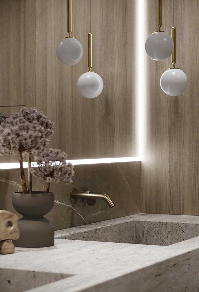 Banheiro amadeirado com bancada de pedra: uma combinação perfeita