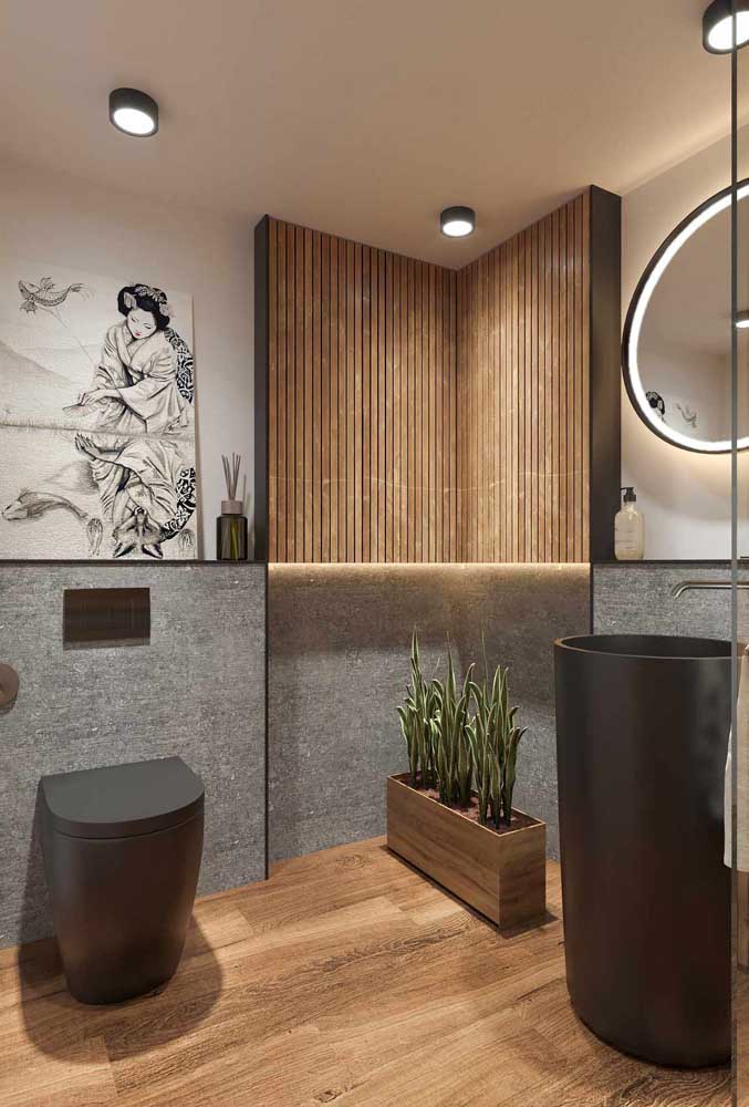 Banheiro com detalhe amadeirado, plantas e quadro na parede