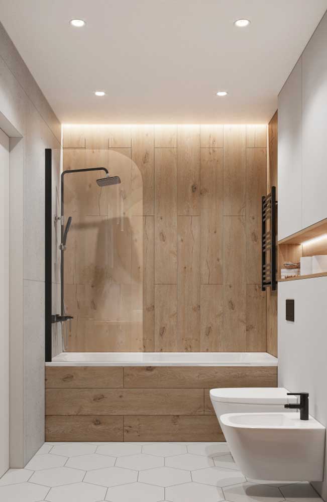 Banheiro amadeirado com branco. A melhor opção para quem busca um estilo clean e elegante