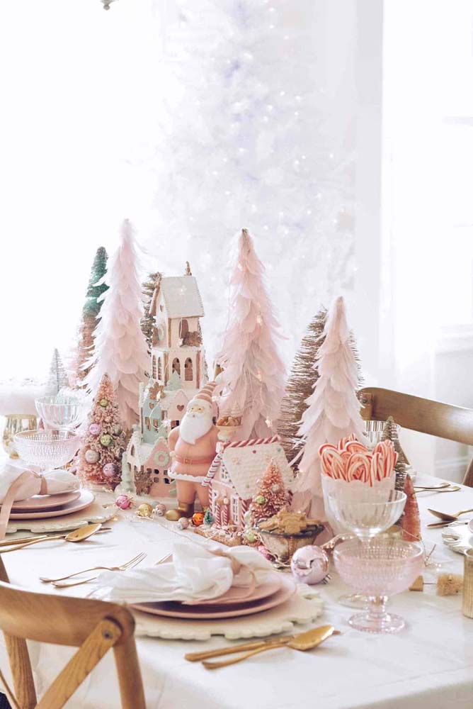 Decoração de mesa para natal com tons neutros de rosa e bege e elementos típicos da época