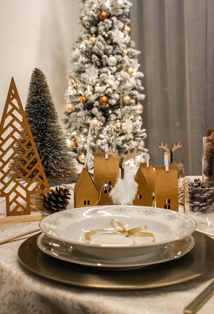 Decoração de mesa de natal branca, verde e dourada: moderna e elegante