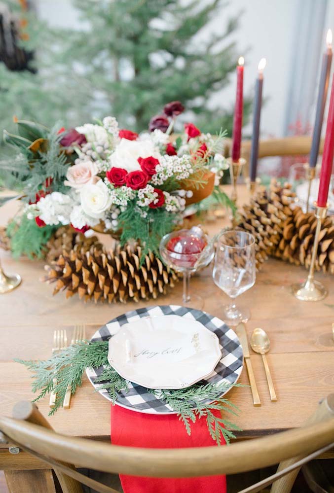 Decoração de mesa de natal vermelha e dourada em estilo rústico