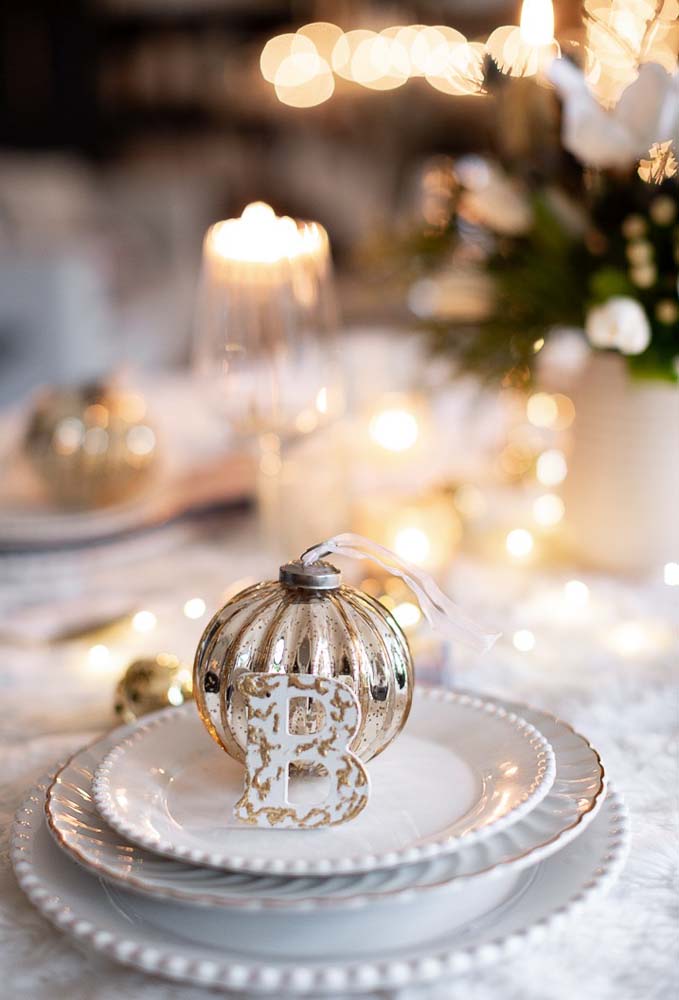 Um pouco de glamour na mesa de natal com elementos em cores neutras