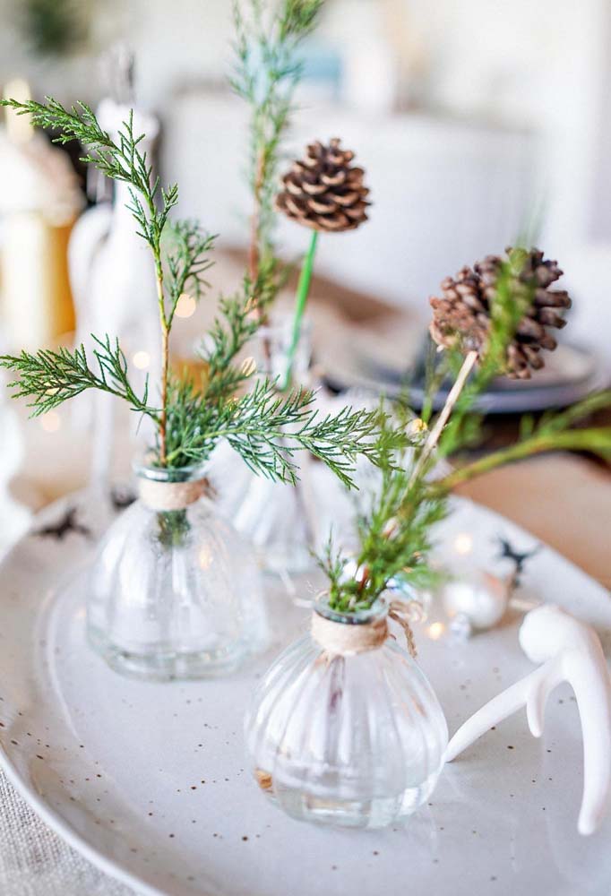 Reaproveite aquilo que você já tem em casa para fazer uma decoração de mesa de natal barata